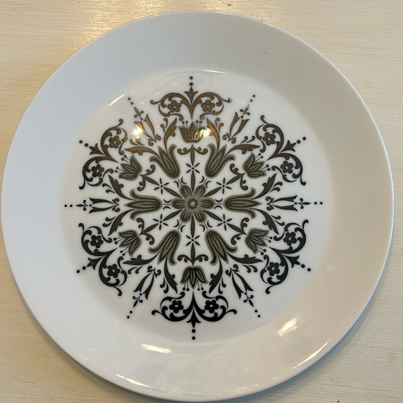 7 Vintage Meteor Dinner Plates - Picture 1 of 8